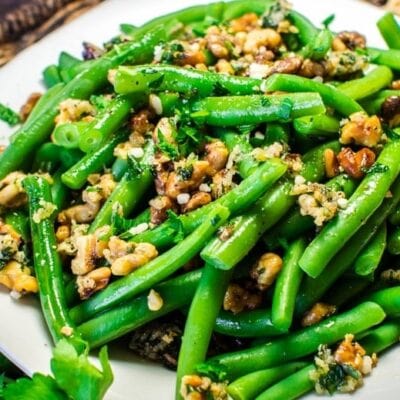 Garlicky Green Beans With Walnuts