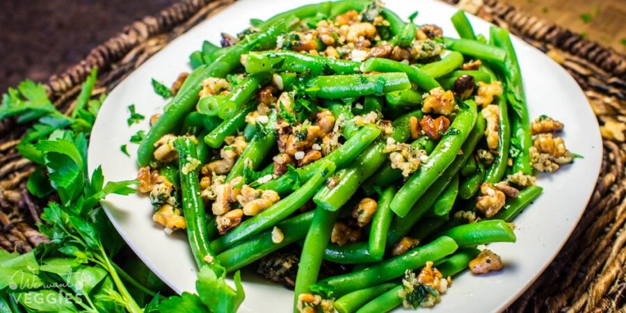 Garlicky Green Beans With Walnuts