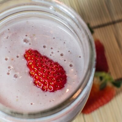 Strawberry Almond Oat Smoothie