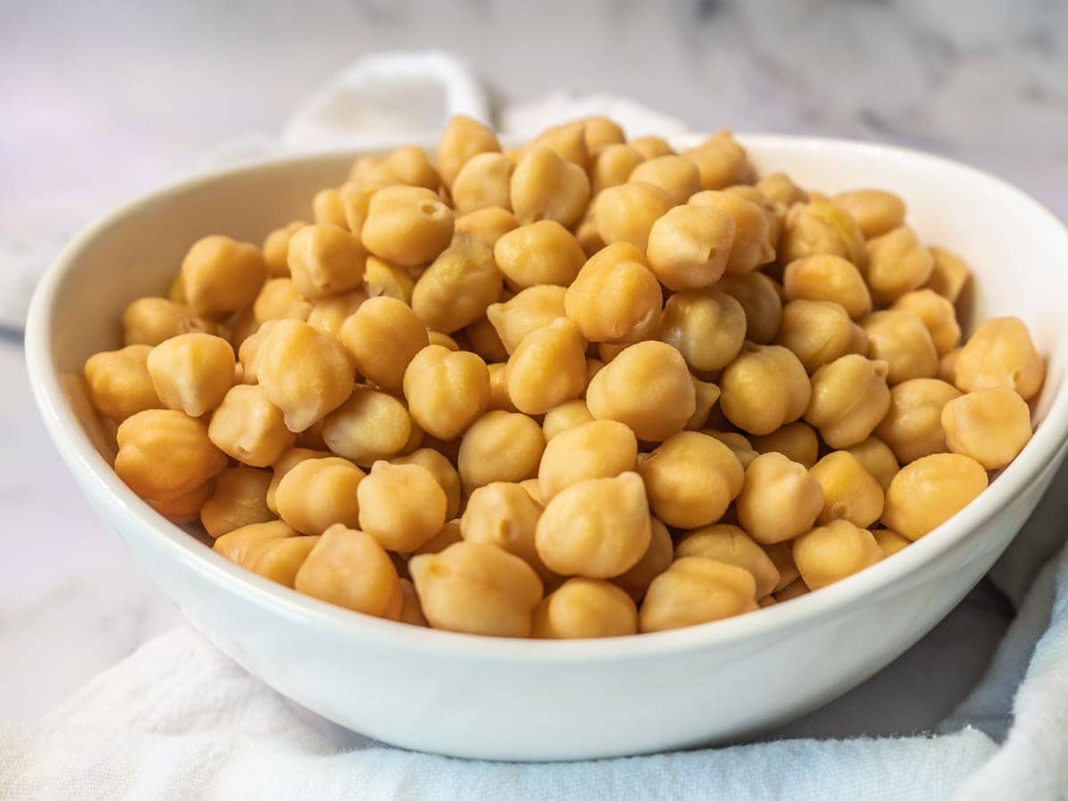 Chickpeas in bowl.