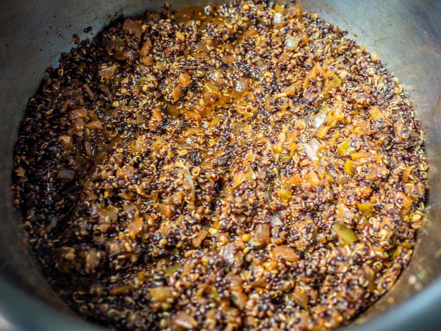 Quinoa in pot.