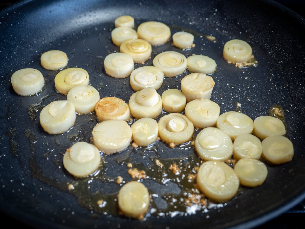 Hearts of palm with garlic in pan